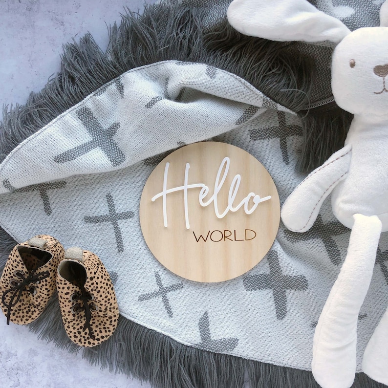 Annuncio Hello World Brith in legno Baby room Decor Accessori per neonati immagine 1