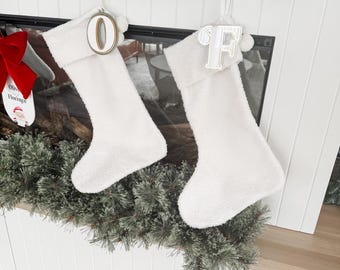 Medias navideñas personalizadas con inicial acrílica, medias navideñas de osito de peluche, decoración navideña familiar personalizada