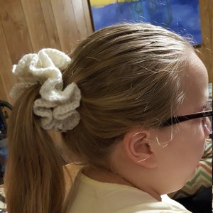 Scrunchies in wave style