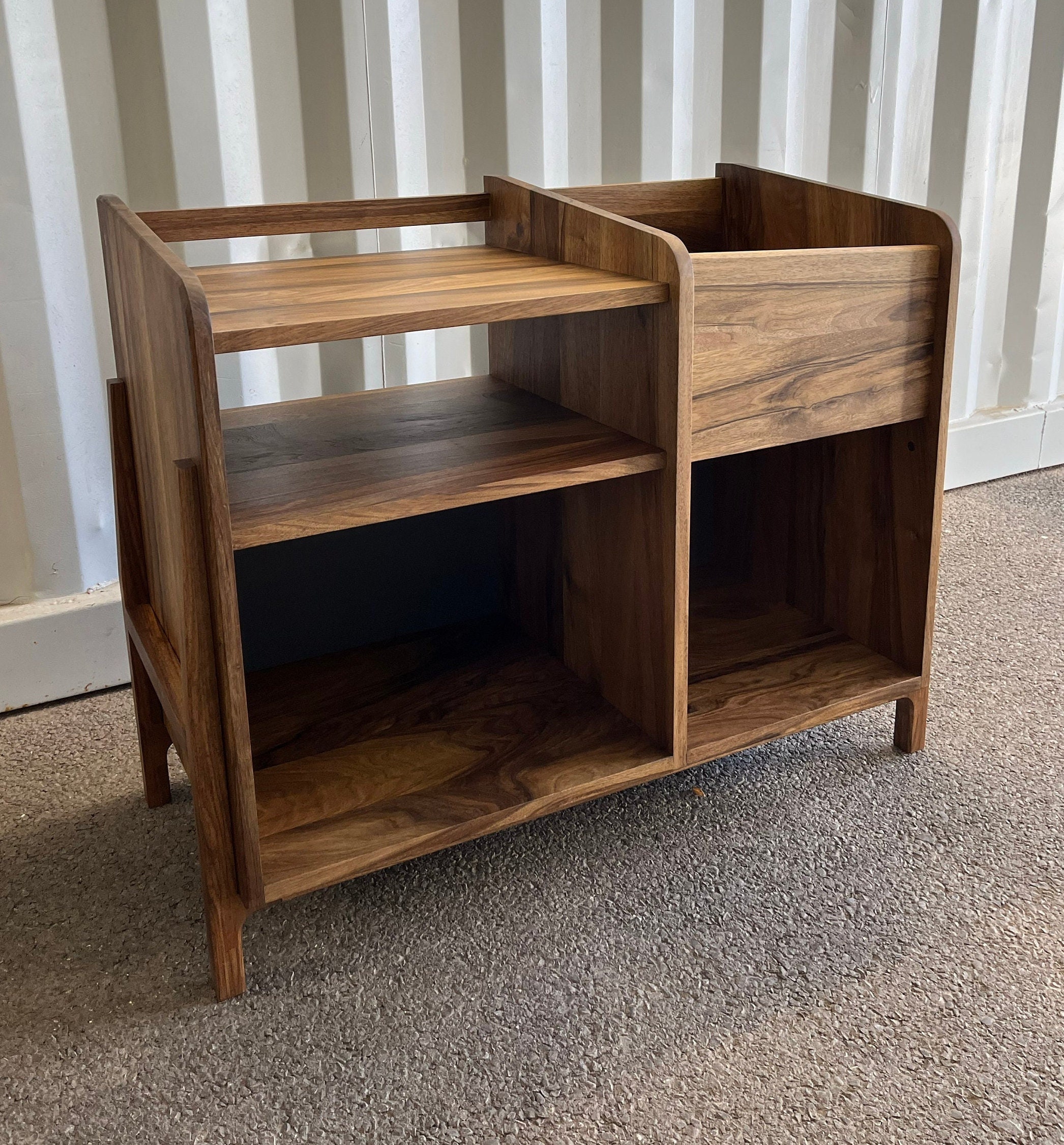 Meuble pour platine vinyle en noyer massif français - Fabrication artisanale, pièce unique