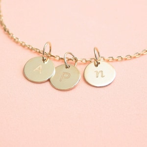 Pulsera de disco personalizada de oro de 14 quilates con inicial personalizada y nombre grabable en oro, ideal como regalo para mamá.