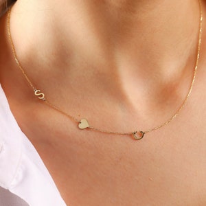 Collar con inicial lateral de oro de 18 quilates, collar con letras de oro, collar personalizado con iniciales 1, 2 y 3, regalo para ella, regalo para esposa, regalo personalizado para mamá