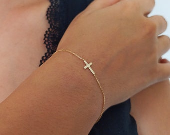 Pulsera de cruz pequeña de oro de 14K, pulsera de cruz mini lateral, regalo de pulsera de cruz estilo celebridad para regalo de Navidad para la madre, regalo de bautismo