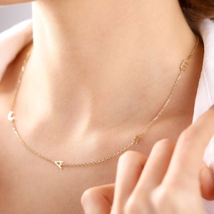 Collar con inicial de oro macizo de 14 quilates, collar con inicial lateral de oro, collar con letra personalizada, collar con nombre personalizado, regalo para mamá.