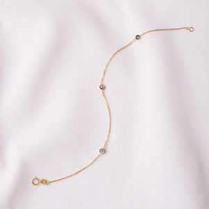 Pulsera de oro de 14K contra el mal de ojo, pulsera de protección contra el mal de ojo turco de esmalte, pequeño ojo griego elegante pulsera de oro regalo para mamá o regalo de cumpleaños imagen 2