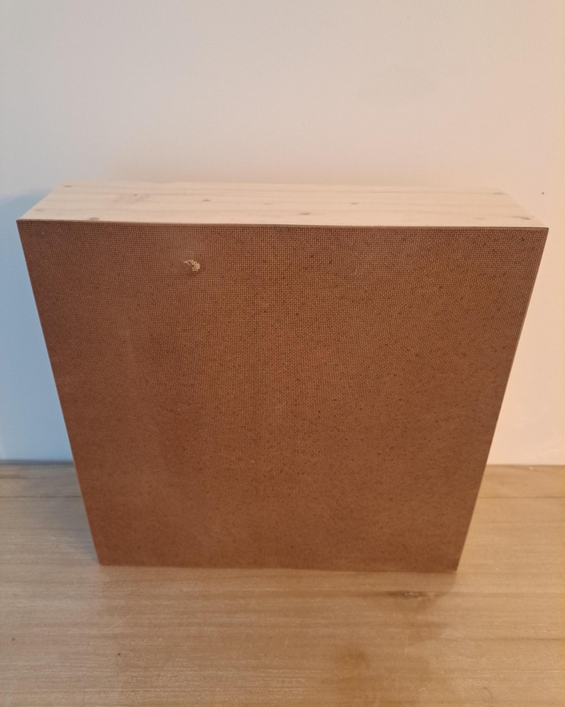 Puede incluir: Una caja de madera con una superficie marr&oacute;n texturizada. La caja tiene una tapa de madera clara y est&aacute; hecha de madera maciza.