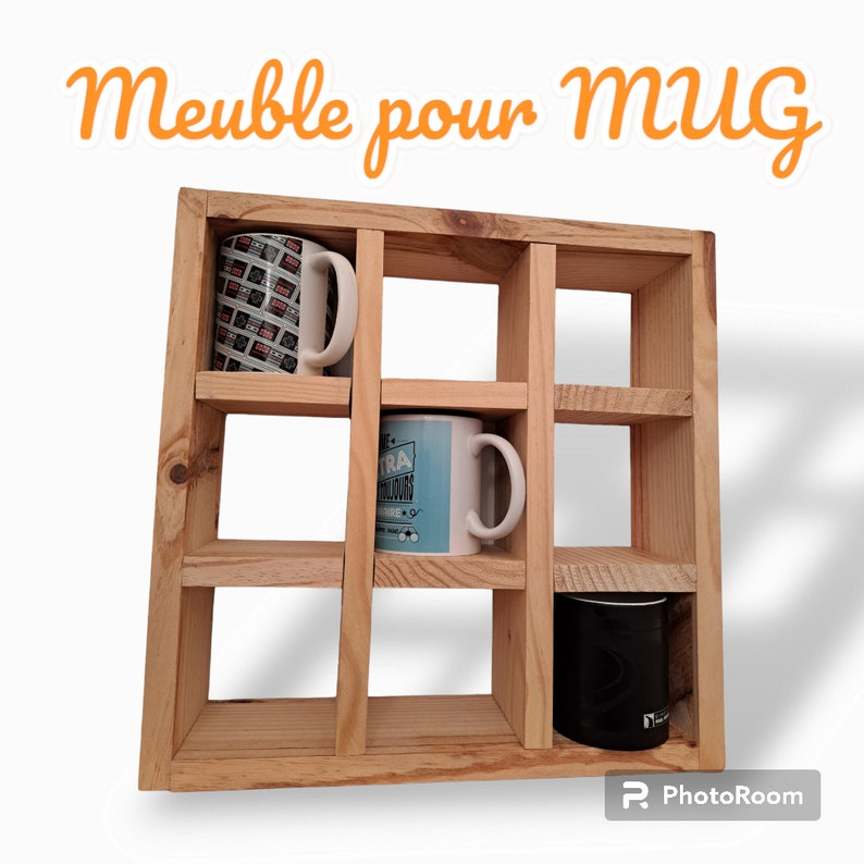 Puede incluir: Una estanter&iacute;a de madera con nueve compartimentos para guardar tazas. La estanter&iacute;a est&aacute; hecha de madera natural y tiene un aspecto r&uacute;stico. Hay tres tazas en la estanter&iacute;a, una con un patr&oacute;n blanco y negro, una con un patr&oacute;n azul y blanco y una taza negra.