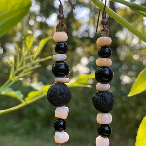 Pendientes colgantes de piedra preciosa de ónix, roca de lava y concha pulida naturales en alambre de cobre y ganchos para pendientes hipoalergénicos, difusor de aceite hecho a mano