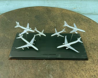 Modelos de Airbus Diecast en vuelo sobre un expositor