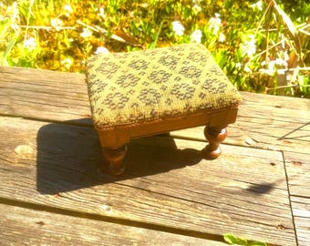 Petit repose-pieds antique en bois
