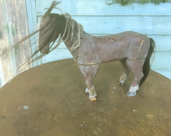 Le cheval abandonné, jouet en bois sculpté des années 1920