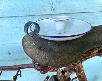 Bougeoirs vintage en émail dans un bougeoir blanc vintage