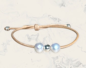 Bracelet en cuir, perles et perles d'argent avec nœud coulissant.