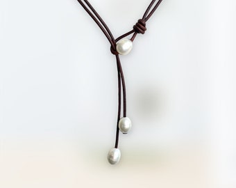 Collier lariat en cuir et perles avec 3 grosses perles d' eau douce .