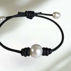 Leather and Pearl bracelet with slide knot.
