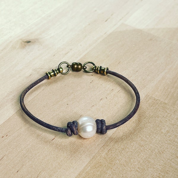 Leather and Freshwater Pearl Bracelet With Spring Ring closure