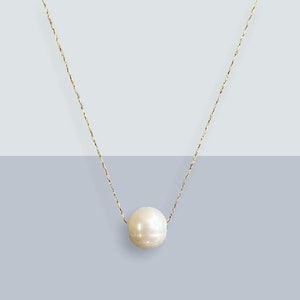 Single Freshwater Pearl necklace suspended on chain