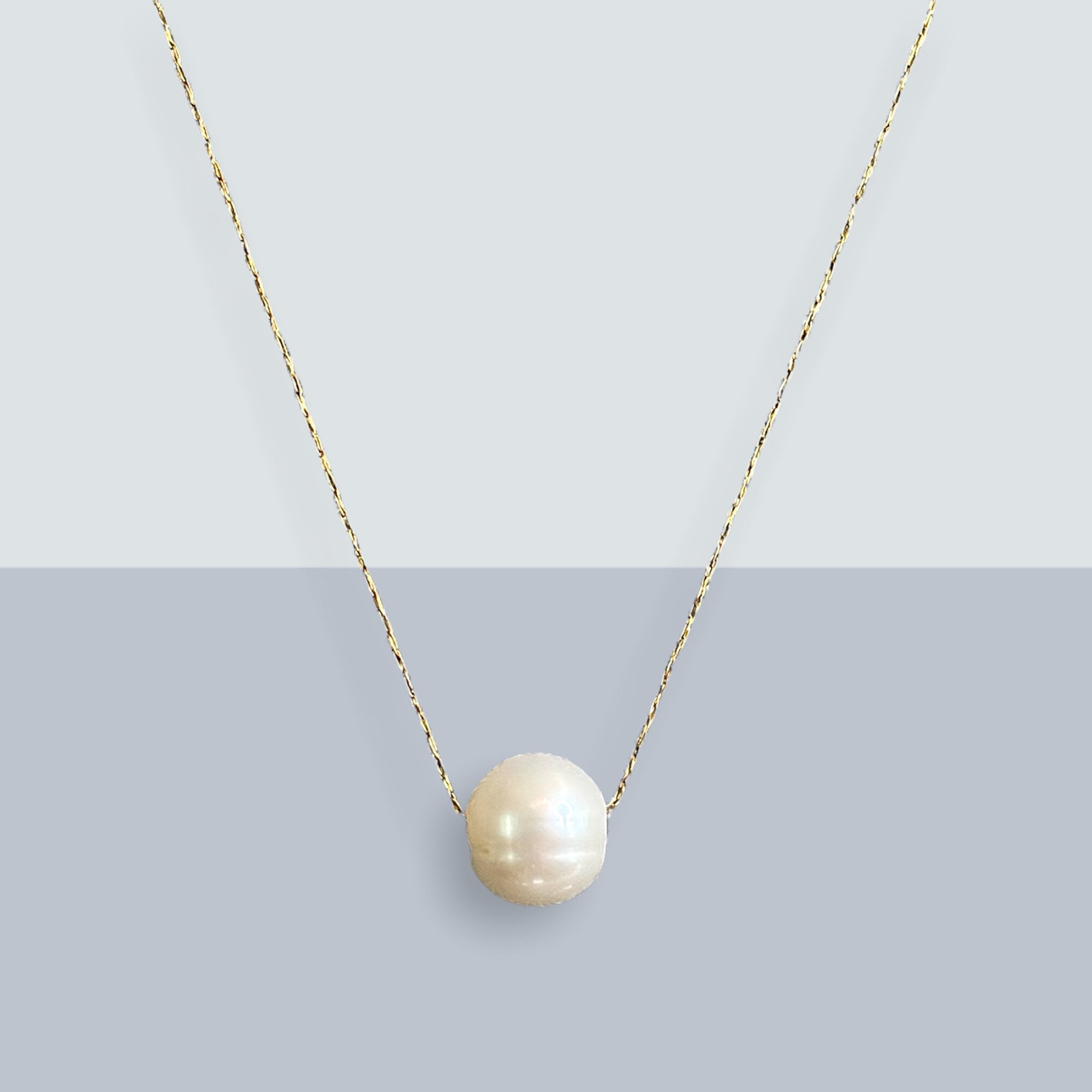 Single Freshwater Pearl necklace suspended on chain