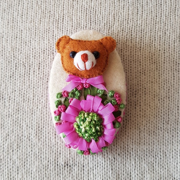 Broche à tête d’ours avec fleur rose