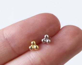 Mini dots stud oorbellen, kleine dots stud oorbellen, kleine stud oorbellen, drie stippen