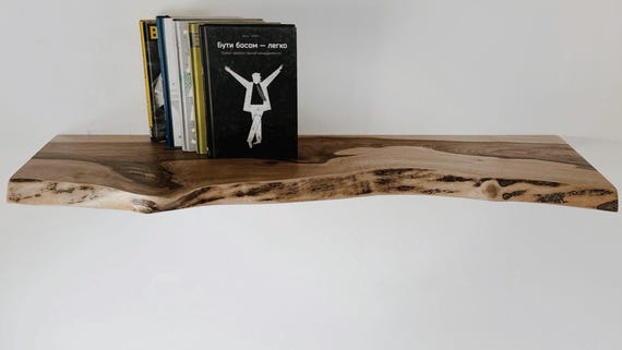 Rustikales schwebendes Regal aus Walnussholz, Live Edge Holzregal mit Halterung