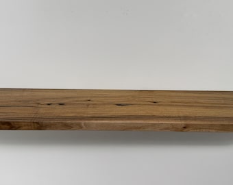 Estante flotante de nogal con bordes redondeados, estantería rústica de madera