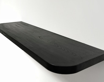 Estante flotante de madera rústica con esquinas redondeadas en color negro ceniza.