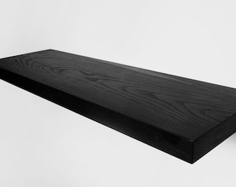Estantería de fresno negro, diseño flotante, mueble artesanal.