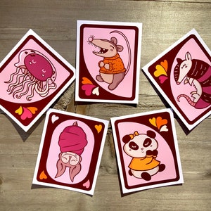 5 Tarjetas de San Valentín Animal - Tarjeta hecha a mano a doble cara - Armadillo, Murciélago, Zarigüeya, Panda, Medusa, platónico, amigos, Día de Galentinos