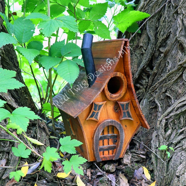 Cabane pour oiseau, style rustique et fantaisiste pour fée/nain/cavalier, bois de récupération, détails gravés, cheminée, cintres, toit incurvé, porte de visite