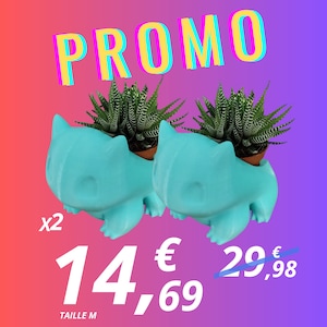 Op de afbeelding: Twee lichtblauwe Bulbasaur-vormige plantenbakken, elk met een kleine vetplant. De afbeelding toont het woord "PROMO" in grote, kleurrijke letters. De prijs wordt weergegeven als 14,69 euro.