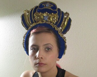 RESERVADO para Andi, corona de terciopelo azul y dorado, corona OOAK con herrajes de oro antiguo – Tocado de declaración hecho a mano por Marelle Couture