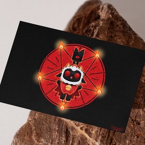 Cartão postal - Cute Cult Lamb / Halloween, culto, satanás, deus, jogo indie, arte do jogo, inferno, inferno fofo, mundo fofo, isaac, animal, cordeiro