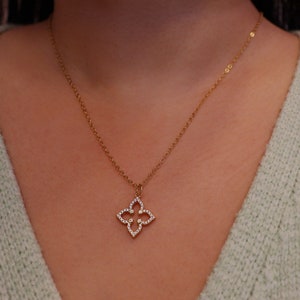 Gold Four Leaf Clover Pendant Necklace, Layering necklace, 4 Leaf Clover Necklace, Valentines Gift, Gift for Her Good Luck Pendant