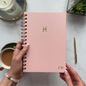 Libreta de espiral personalizada con tu signo del zodiaco - Rosa oscuro
