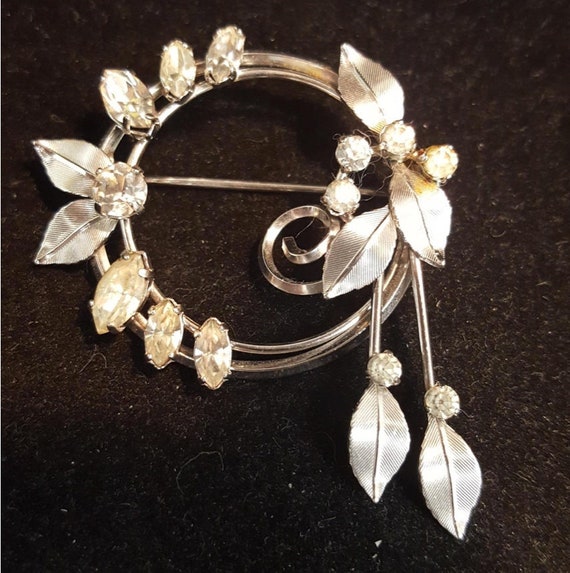 Krementz Silver Tone Wreath Brooch