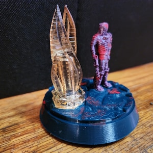 Dead Space Isaac & Marker miniature model with flickering tea light