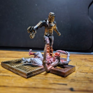 Dead Space Isaac stampft Necromorph-Miniaturmodell mit Airbrush