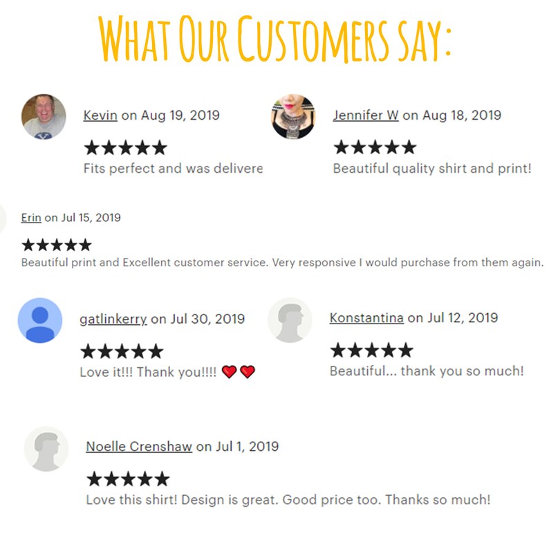 K&ouml;nnte beinhalten: Eine Collage von Kundenbewertungen mit f&uuml;nf Sternen und positiven Kommentaren zu einem Produkt. Die Bewertungen beinhalten Kommentare wie "Fits perfect and was delivered", "Beautiful quality shirt and print!" und "Love it!!! Thank you!!!!".