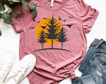 Pinheiros - Preto, Camiseta com Pássaros, Camiseta de Aventura, Presente para Amantes da Natureza, Camiseta de Caminhada, Camisetas com Pôr do Sol