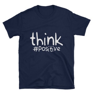 Puede incluir: Camiseta azul marino con texto blanco que dice "think #positive".