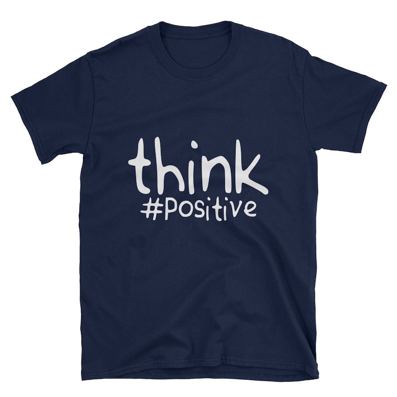 Puede incluir: Camiseta azul marino con texto blanco que dice "think #positive".