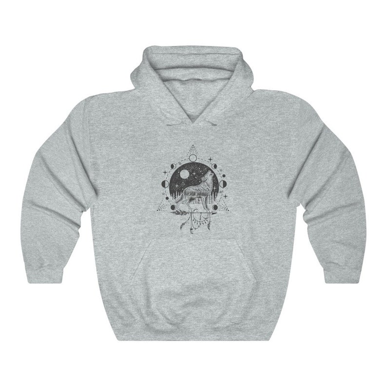 Pode incluir: Uma camisa de frio com capuz cinza com uma estampa gr&aacute;fica de um lobo uivando para a lua. O lobo est&aacute; rodeado por um c&iacute;rculo de luas e estrelas, e um tri&acirc;ngulo com penas e contas.