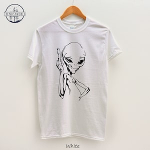 K&ouml;nnte beinhalten: Wei&szlig;es T-Shirt mit einer schwarz-wei&szlig;en Grafik eines Au&szlig;erirdischen, der den Mittelfinger zeigt.