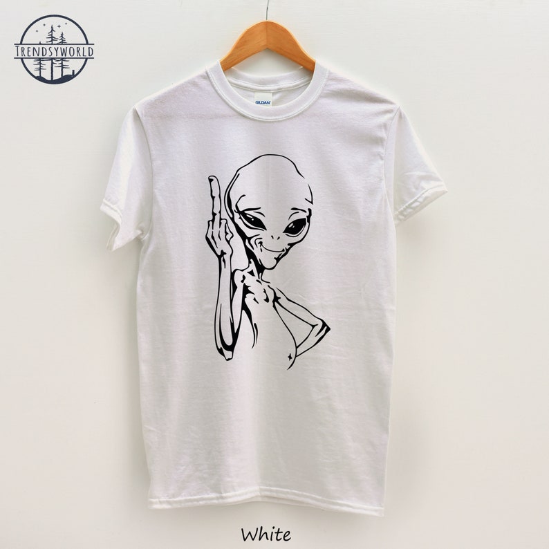 K&ouml;nnte beinhalten: Wei&szlig;es T-Shirt mit einer schwarz-wei&szlig;en Grafik eines Au&szlig;erirdischen, der den Mittelfinger zeigt.