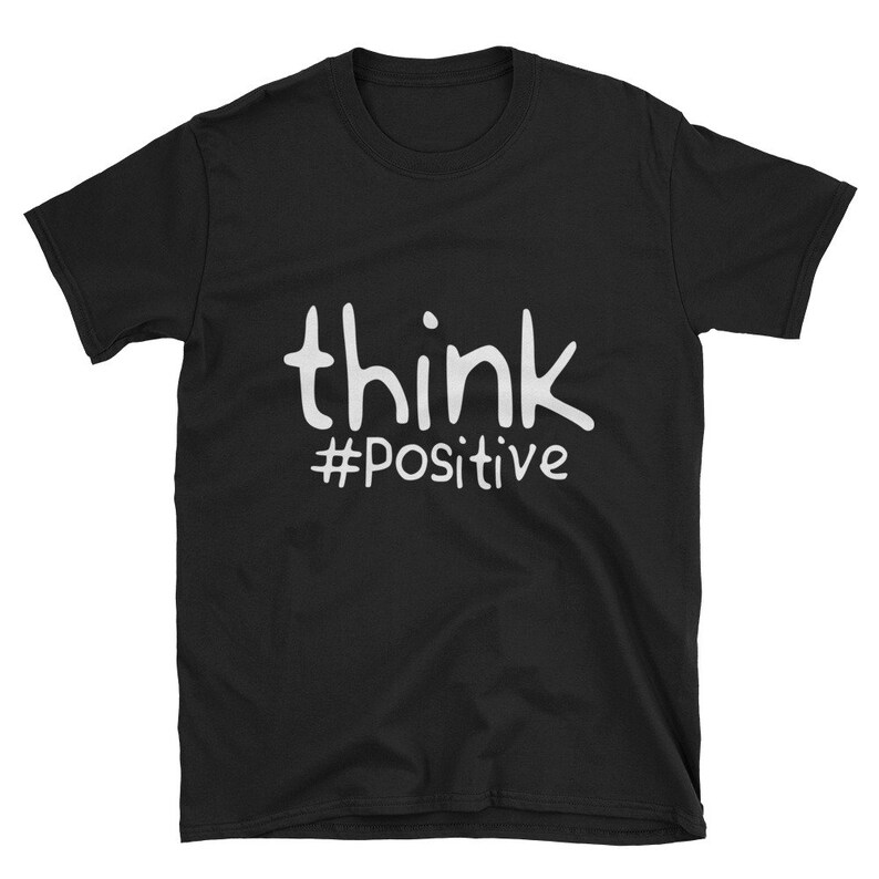 Puede incluir: Camiseta negra con texto blanco que dice "think #positive".