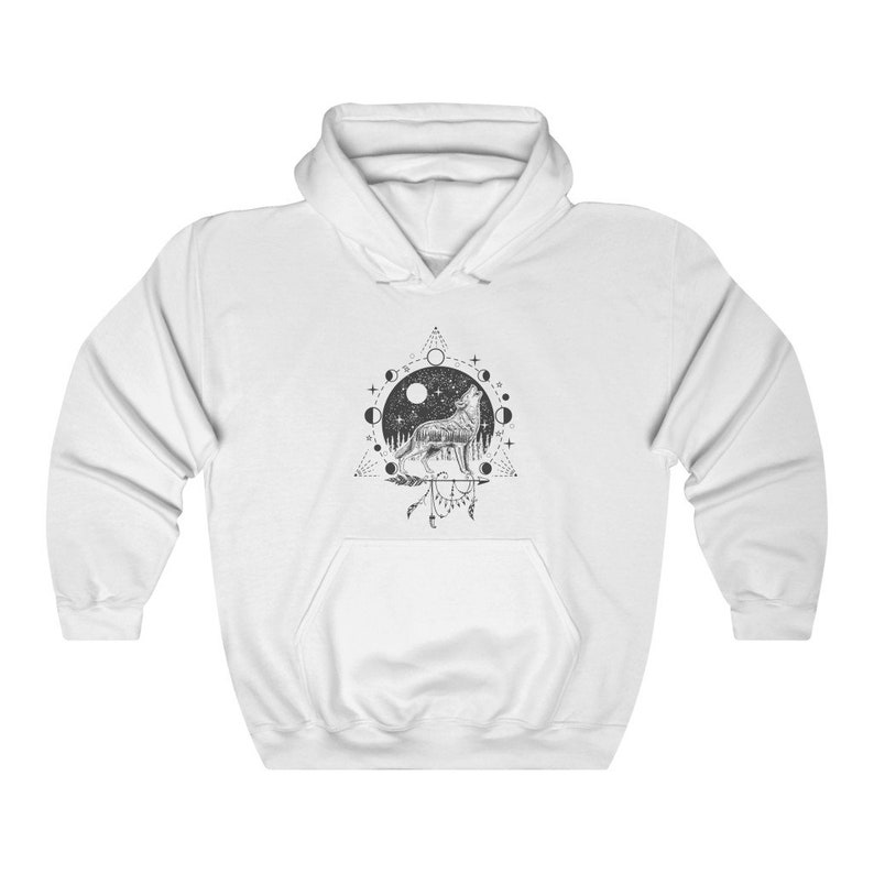 Pode incluir: Camisola de moletom branca com capuz com uma estampa gr&aacute;fica em preto e branco de um lobo uivando para a lua com um design de fases lunares e um tri&acirc;ngulo.