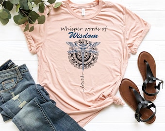 Camiseta con mandala de libélula, camiseta con estampado "Whisper Words of Wisdom Let it Be", camiseta inspiradora y motivadora