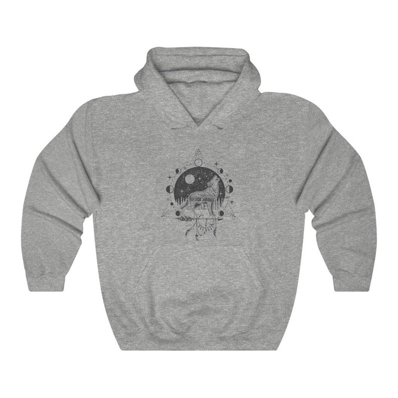 Pode incluir: Uma camisa de moletom cinza com capuz com uma estampa gr&aacute;fica em preto e branco de um lobo uivando para a lua. O gr&aacute;fico tamb&eacute;m inclui uma lua crescente, estrelas e um design geom&eacute;trico.