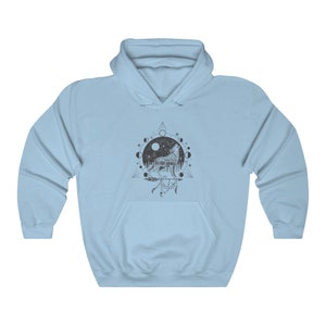 Pode incluir: Camisola de capuz azul claro com um gr&aacute;fico preto e branco de um lobo a uivar para a lua com um design de fase lunar e um tri&acirc;ngulo.